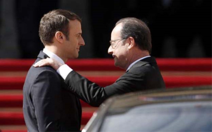 Người tiền nhiệm Hollande (phải) và người kế nhiệm Macron. Ảnh: AFP.